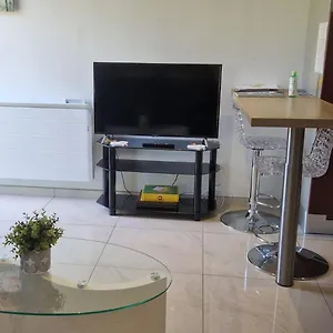 Au Paradis Des Crins Avec Un Studio Rez De Chaussée Jardin Et Studio En Duplex Avec Terrasse , Templeuve-en-Pevele France